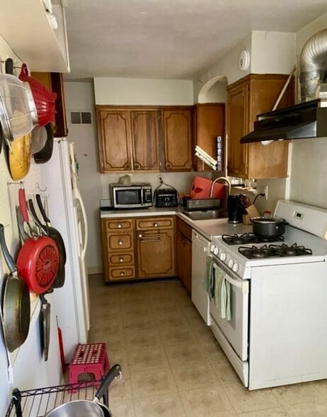 kitchen - 4011 Veazey St NW