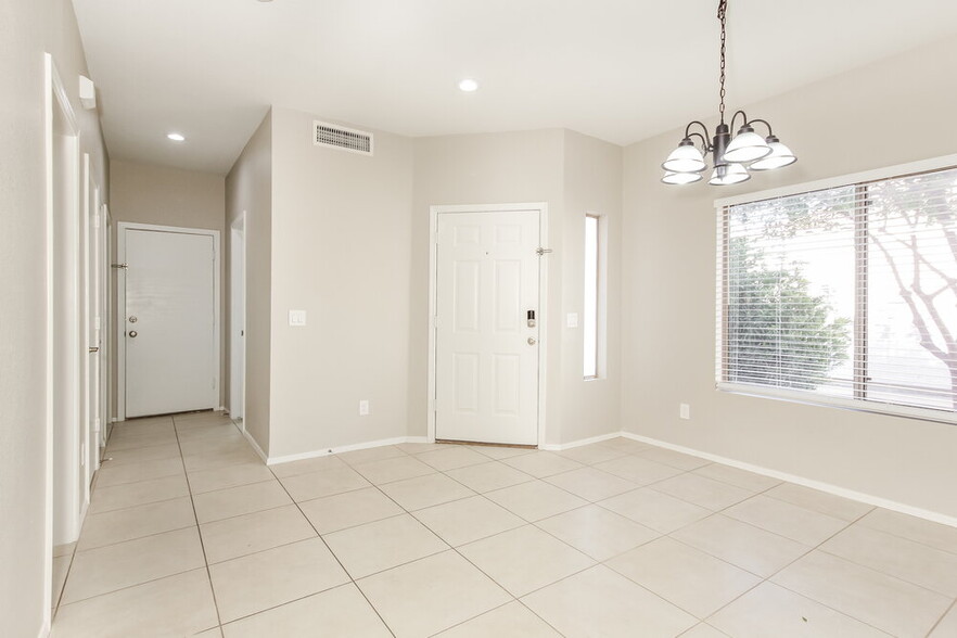 Building Photo - 1750 W Union Hills Dr