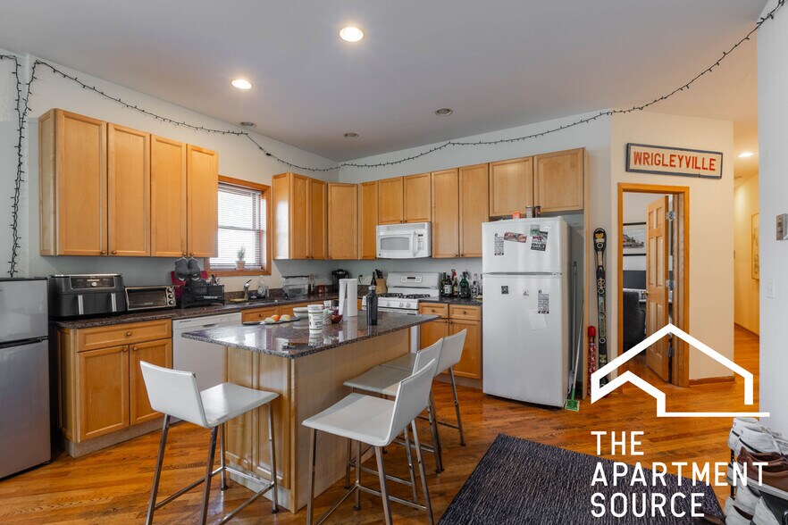 Building Photo - 2743 N Southport Ave