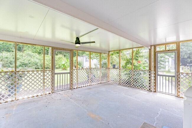 Building Photo - 607 3rd St Ext