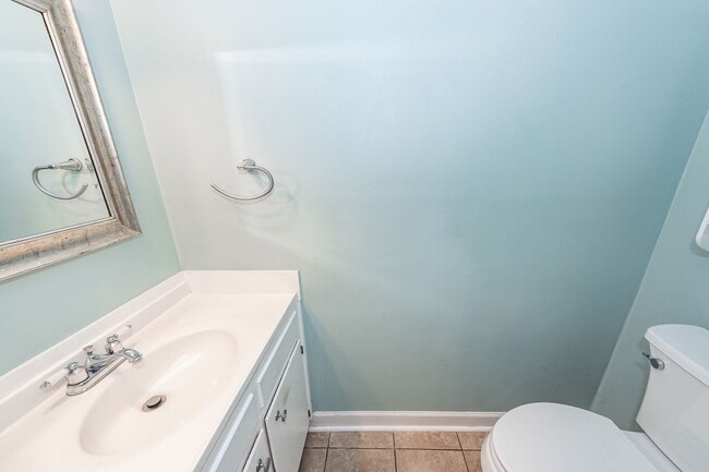 Building Photo - 2 Bedroom, 1.5 Bathroom Townhome in Island Bluff - James Island