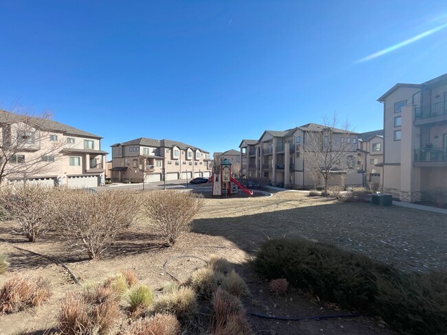 Building Photo - Spacious 2 bedroom townhome with attached ...