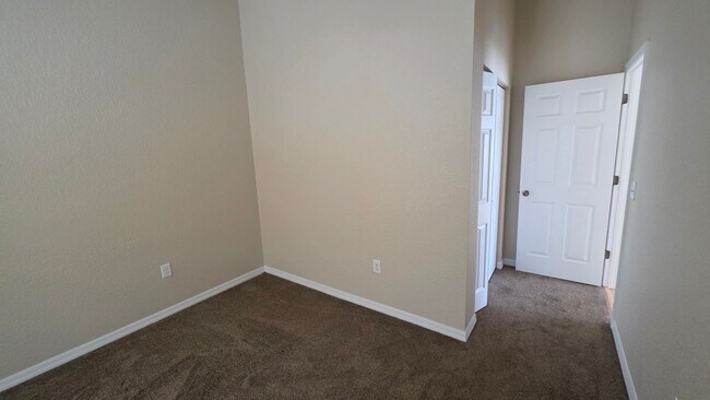Building Photo - 4900 NE 123rd Ln