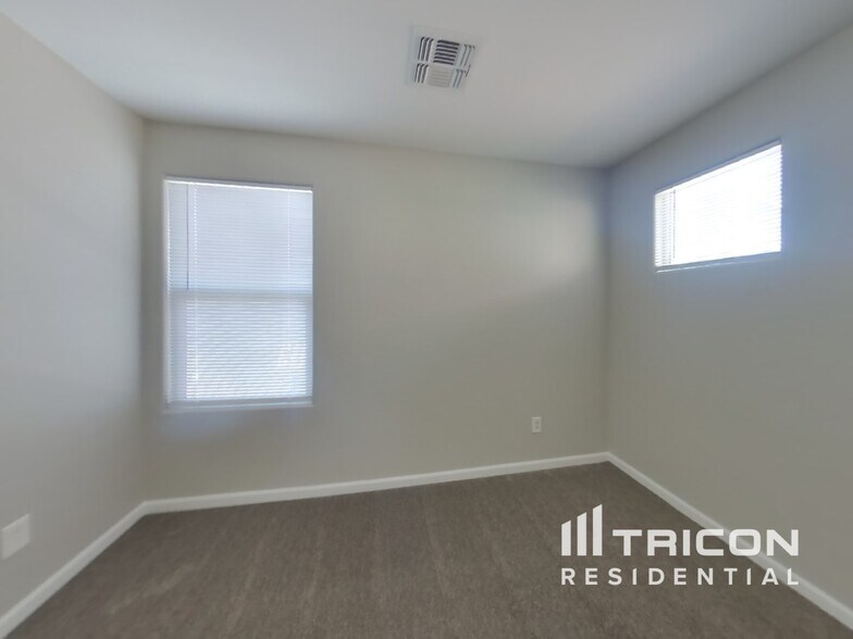 Building Photo - 1420 S Ponderosa Dr