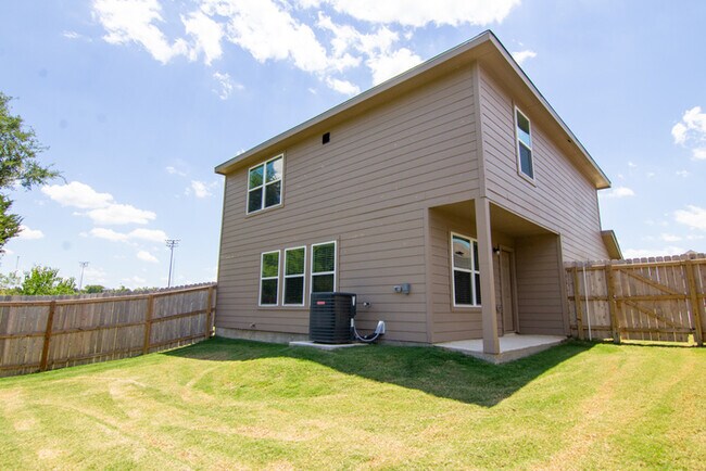 Building Photo - Oakwood Forest - 2117 Oakwood Forest Drive...