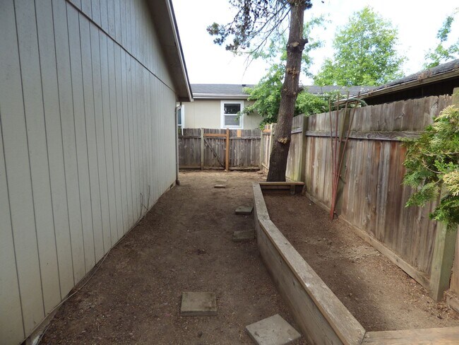 Building Photo - 2 bed 1 bath Home in Southeast Salem