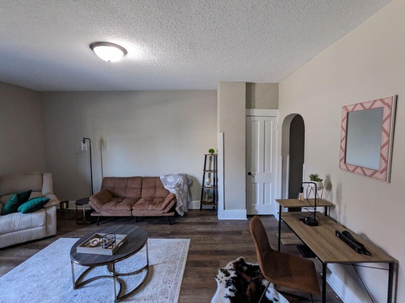 Building Photo - 902-904 W Locust St