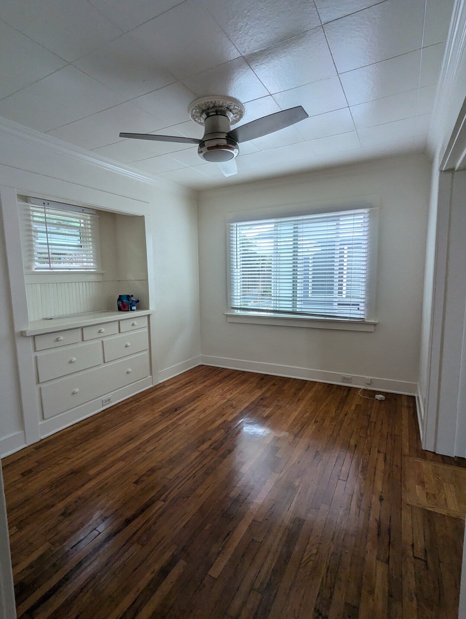 Building Photo - 794 W 38th St