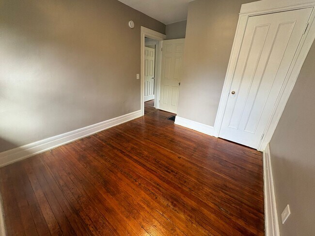 Building Photo - Charming Three Bedroom Townhouse!