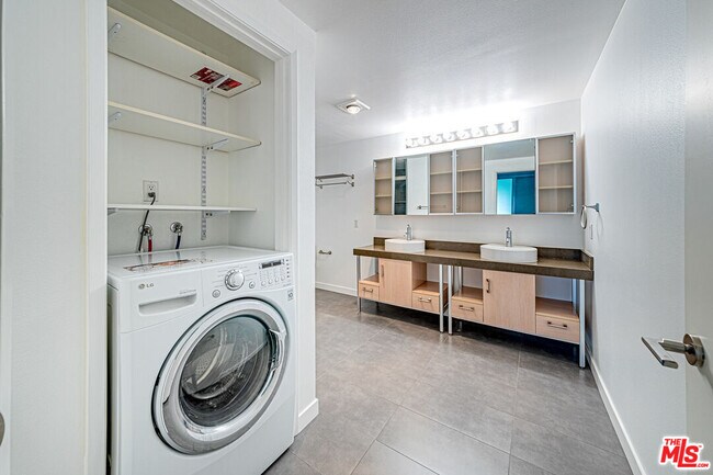 Building Photo - 1234 Wilshire Blvd