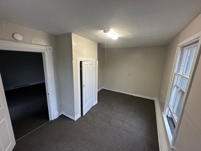 Building Photo - 416 Oak St- 4/5 Bedroom Duplex near WMU Ca...