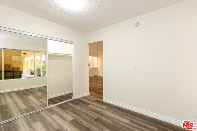 Building Photo - 1033 6th St