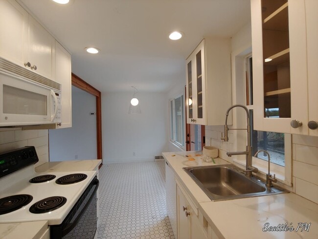 Building Photo - Beautifully Updated Magnolia House- 3 Bedr...