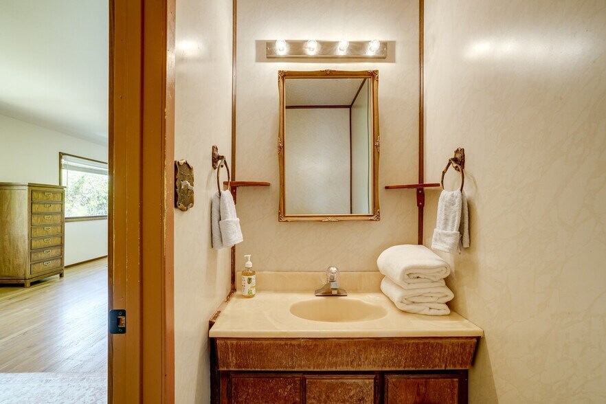 Building Photo - 714 Crestview Dr