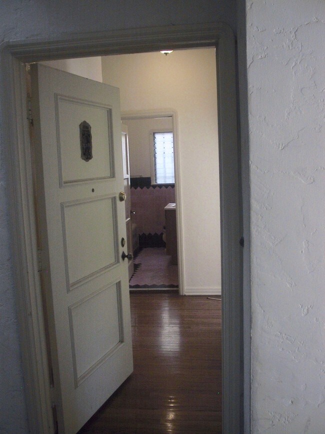 Entry - 366 S Cochran Ave