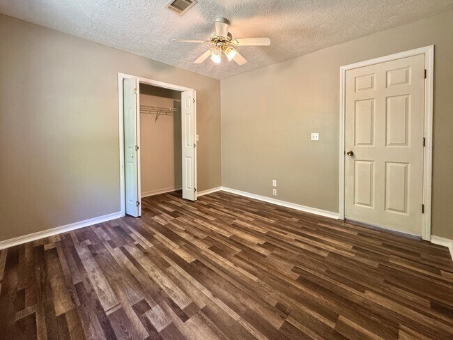 Building Photo - 2/1 Updated Rental Just North of Batesvill...