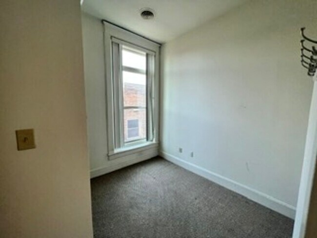 Building Photo - 1 Bedroom + Office Space in Emmaus