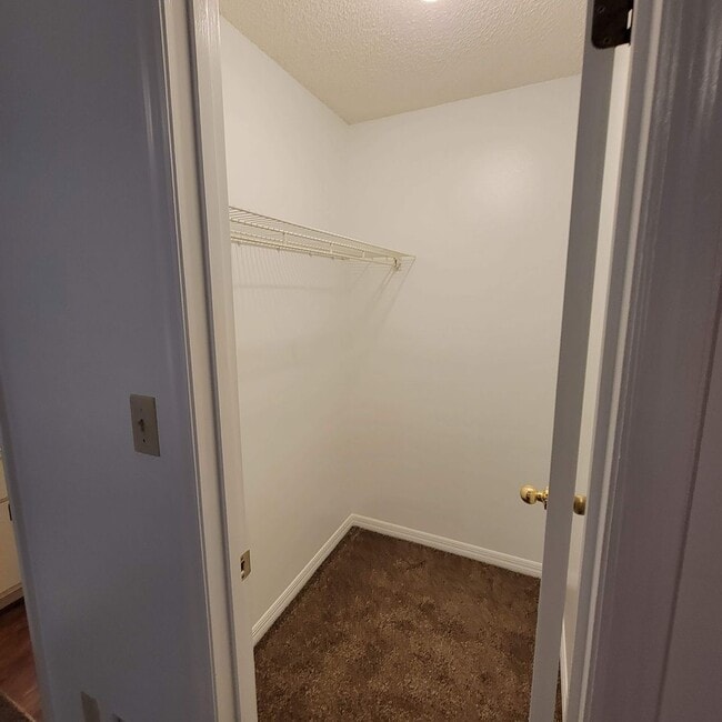 Building Photo - 2 bed 1.5 bath just remodeled