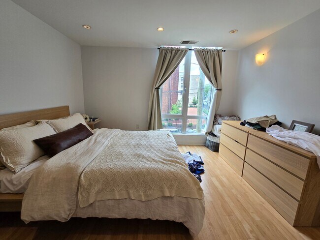 Building Photo - HUGE Stunning Bright 3 bed 2.5 bath loft i...