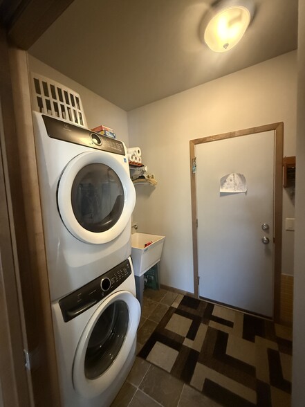 Laundry Mud room - 327 Sunshine Ln