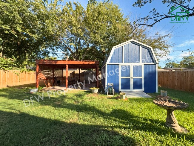 Building Photo - Charming 3-Bedroom Home with Sunroom & Spacious Backyard in Irving!