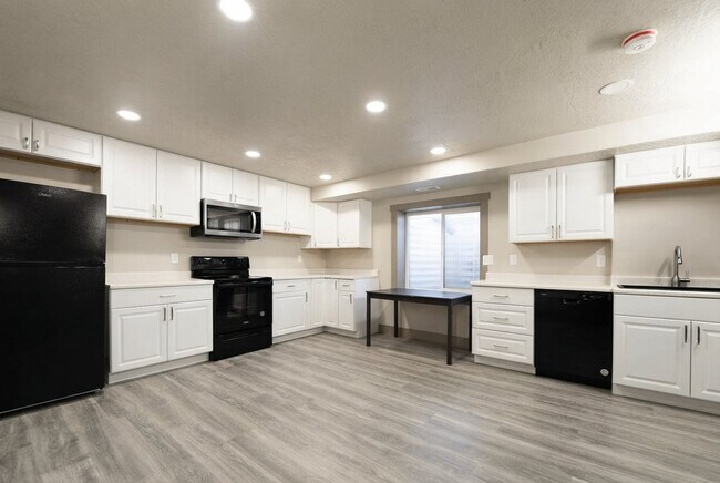 Building Photo - 110 W 930 N