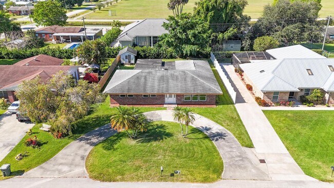 Building Photo - 534 E Del Monte Ave