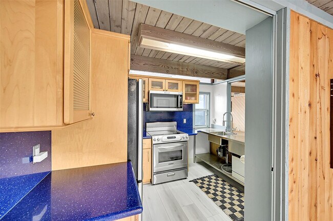 Building Photo - 234 Pine Ave