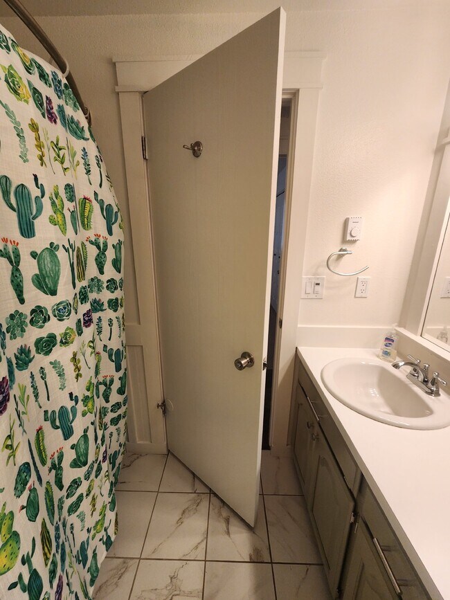 Building Photo - Very Large 3BR, 3BTH, Full Basement, Near Black Bay Park in Post Falls