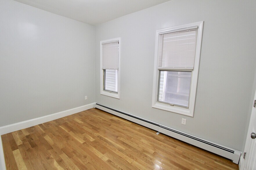 Building Photo - 460 Saratoga St