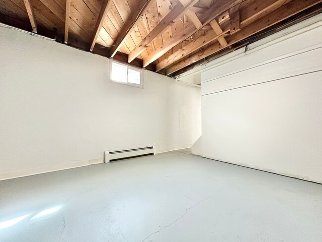 Building Photo - Large Duplex Style Home With Spacious Liva...