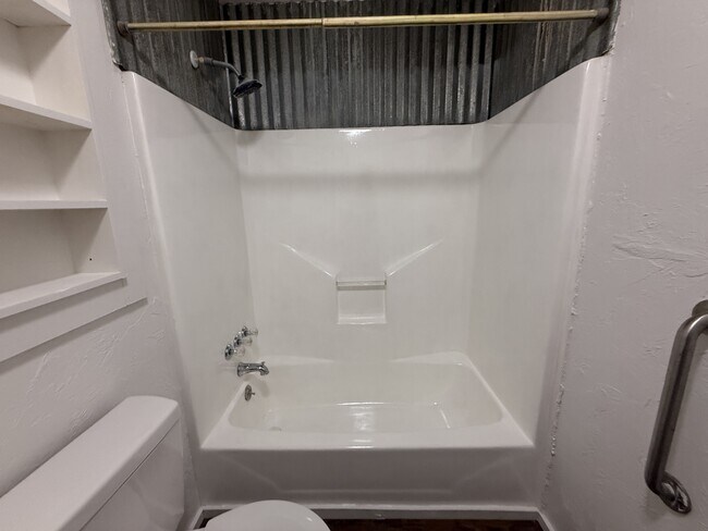 Building Photo - 535 Woodlawn Dr