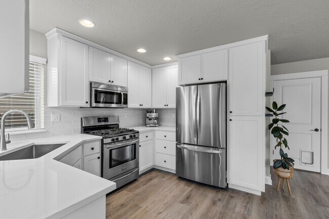 Building Photo - Beautiful SE Bend Home | Spacious Floorplan | Fenced Backyard | Near Parks & Trails