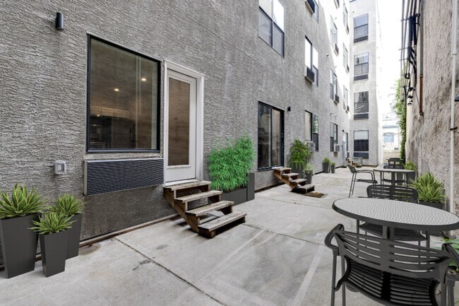 Building Photo - 1528-30 W Girard Ave