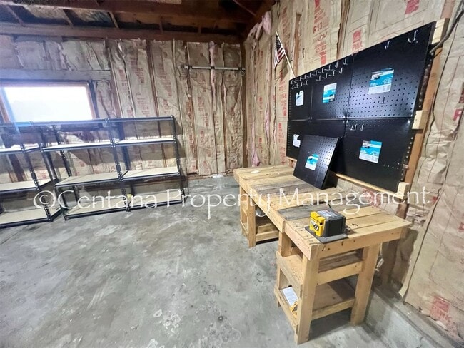 Building Photo - Large 2 bedroom house with an oversized ga...