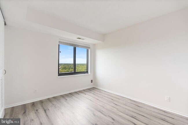 Building Photo - 309 Yoakum Pkwy