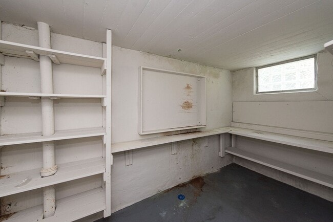 Building Photo - COVEDALE- 3 bedroom 1.5 bath Tudor with up...