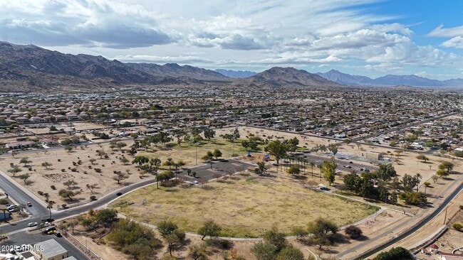Building Photo - 921 E Desert Ln