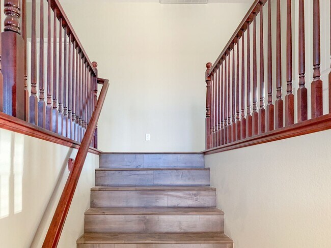 Building Photo - Large 5-Bedroom Home in the Heart of Lake ...