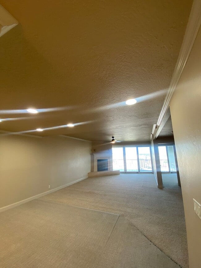 Building Photo - Class and Style! 3 Bed, 2 Bath South Hill ...