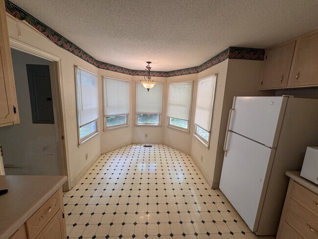Building Photo - 112 Oak Leaf Cir