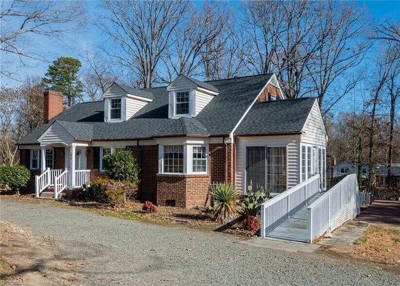 Building Photo - 208 Tremont Dr