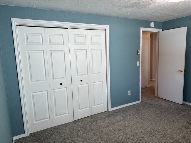 Building Photo - Updated 2 bed 1 bath dulpex in Springfield!