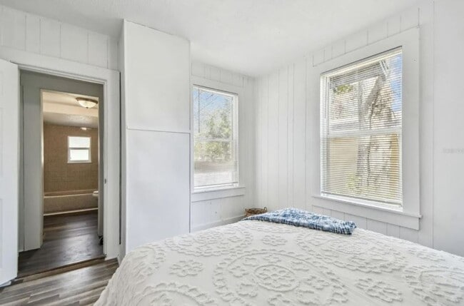 Building Photo - Housing Voucher Accepted: Charming 4-Bedroom Home in Saint Petersburg