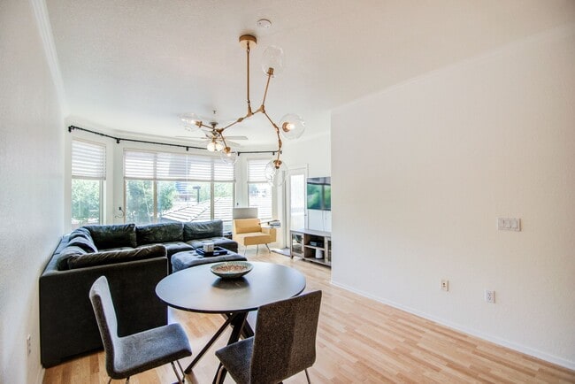 Building Photo - ASU Stay at Regatta Pointe!