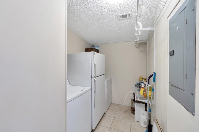 Building Photo - 11466 Rhodine Rd