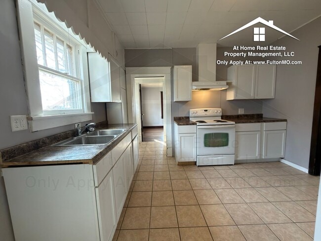 Building Photo - 302 W 6th St