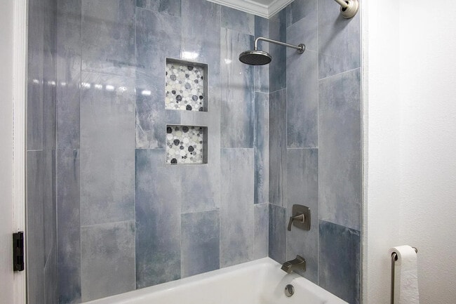 Building Photo - 2100 Oakcrest Cir