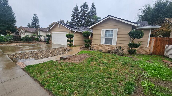 Building Photo - Great NW home with POOL & SOLAR!