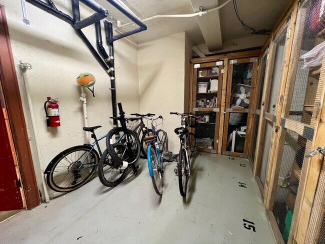 Building Photo - Historic Studio in Prime Alphabet District Location! Move in Special!